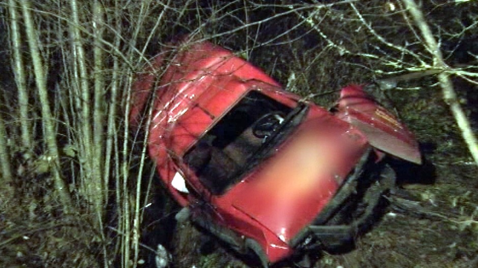 Vážna dopravná nehoda sa stala krátko po polnoci v Kuzmiciach v trebišovskom okrese. Mladý vodič skončil so služobným vozidlom v priekope pod mostom. Pod nehodu sa opäť raz podpísal alkohol. 